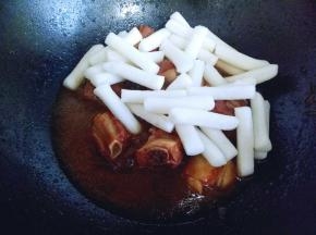 加入年糕，翻炒均匀后煮至年糕变软即可。