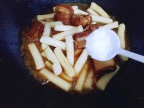 加入盐调味。