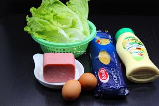 准备食材：意面、火腿、鸡蛋、生菜、蛋黄酱等食材；