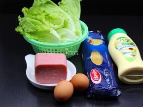 准备食材：意面、火腿、鸡蛋、生菜、蛋黄酱等食材；