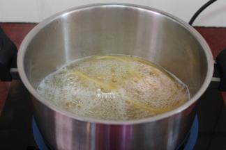 清水煮沸，放入意面煮熟；