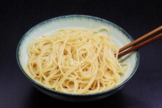 捞出，放凉，放橄榄油、盐拌均；