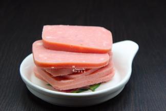 火腿切片；生抽洗净，捞出沥干水