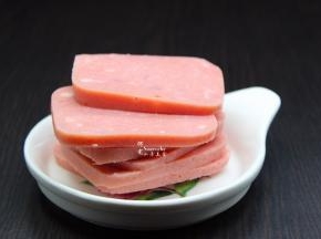 火腿切片；生抽洗净，捞出沥干水