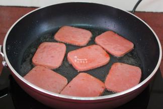 热锅，倒油，小火煎香火腿，起锅；