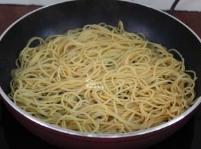 锅中少许油，放入拌过橄榄油的意面，把调均的鸡蛋淋在意面上面