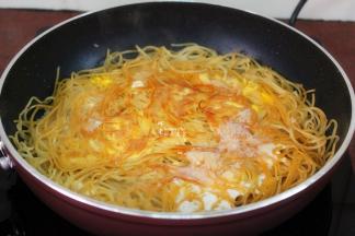 中小火煎至微黄，加点生抽翻转另外一个面继续煎至微黄；