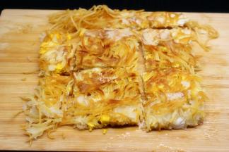 煎好的意面，切成方块，（可以切自己喜欢的类型），因为我购买的火腿切方块，故意面切方块。