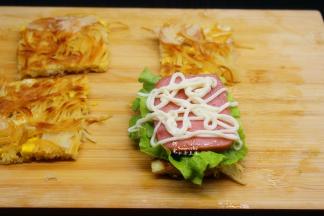 切好的意面块，放上生菜、煎好的火腿、再配上蛋黄酱，放入最后放一块意面即可。