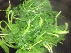 锅里加入适量的水待水开后加点盐焯烫几秒捞出。