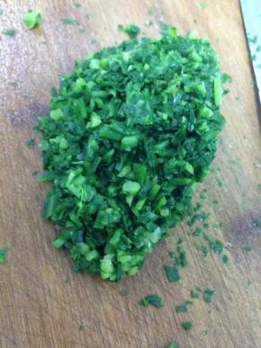 捞出的荠菜过一下凉水挤干一下水，剁碎