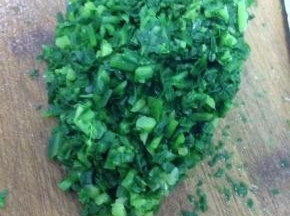 捞出的荠菜过一下凉水挤干一下水，剁碎