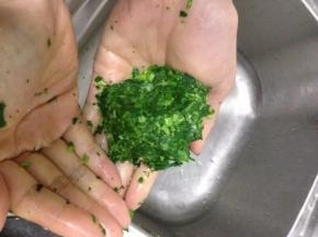 然后在用双手挤去多于的水份。