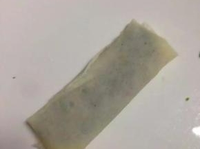 如图包好~把所有春卷皮依次包完