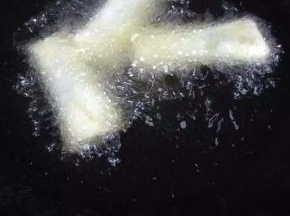 锅里放适量的油，待油温有五分热时放春卷