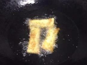 小火炸至焦黄.沥干油装盘即好。