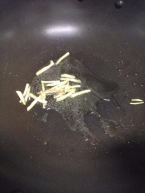 放油烧热把姜炒香