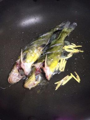 下黄骨鱼，一面煎黄翻过来煎另一面。然后捞出，把多于的油倒掉。