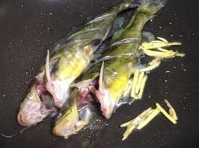 下黄骨鱼，一面煎黄翻过来煎另一面。然后捞出，把多于的油倒掉。