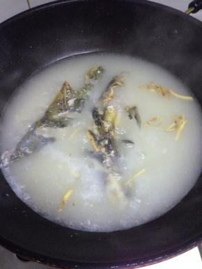 把黄骨鱼和生姜片倒入锅里，加上适量的清水。盖上盖子大火煮开，中火煮至20分钟。