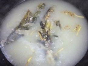 把黄骨鱼和生姜片倒入锅里，加上适量的清水。盖上盖子大火煮开，中火煮至20分钟。