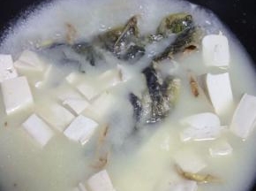 煮至汤发白后，加入豆腐煮至5-分钟左右