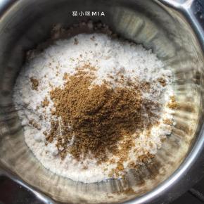 先准备油酥的部分，将五香粉、盐和中筋粉混合