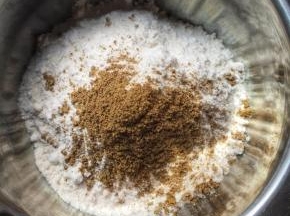 先准备油酥的部分，将五香粉、盐和中筋粉混合