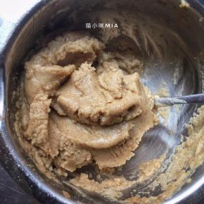 过滤掉花椒，倒入图一装有粉类的碗中