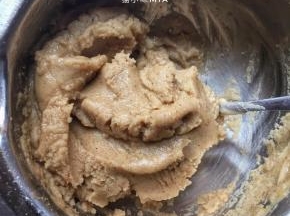 过滤掉花椒，倒入图一装有粉类的碗中