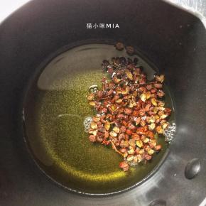 另外准备一个小锅，花椒放入食用油中，小火炸出香味