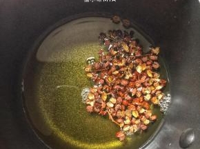 另外准备一个小锅，花椒放入食用油中，小火炸出香味