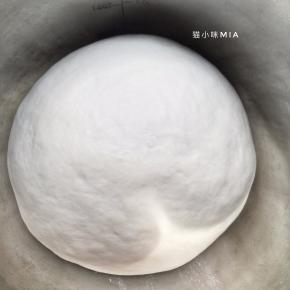 将面团的材料混合，揉成光滑的面团，盖保鲜膜温暖处发酵30分钟