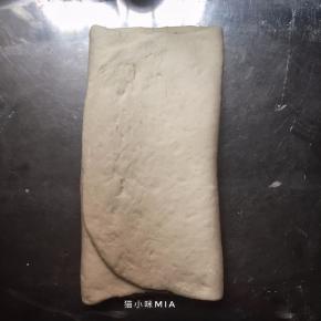 翻面，两边分别向中间三分之一处折起来，然后案板上再撒上些许干粉，擀开