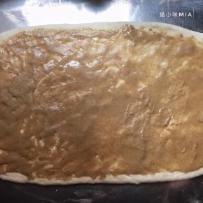 然后均匀地铺上油酥