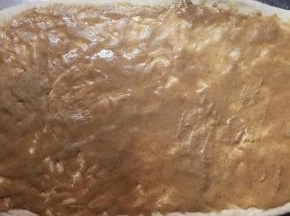 然后均匀地铺上油酥