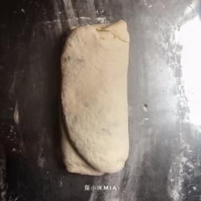 再次折起，重复折起擀开的步骤，至少三次