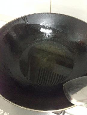 锅里倒入小半锅油，大火烧