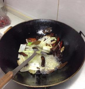 加入所有作料煸炒至出香味