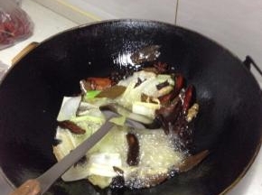 加入所有作料煸炒至出香味