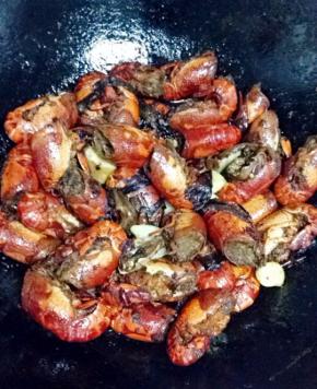 煮至水分收干时，适量的白糖调味，即可起锅