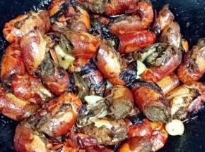 煮至水分收干时，适量的白糖调味，即可起锅