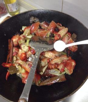 颜色变深时，加盐、生抽、醋、然后加入与虾齐平的啤酒、炒匀，盖上锅盖，大火烧开后改中小火焖煮。