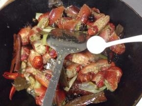 颜色变深时，加盐、生抽、醋、然后加入与虾齐平的啤酒、炒匀，盖上锅盖，大火烧开后改中小火焖煮。