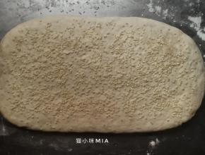 最后一次折叠完后，擀开，表面刷蛋液，撒芝麻
