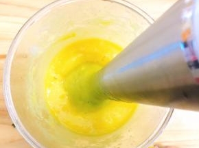 用搅拌机搅拌成泥状，称重后留出300g做镜面