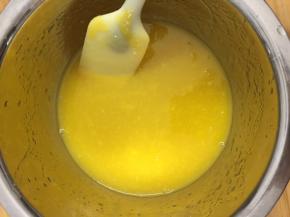 将放凉吉利定液加入芒果泥里一起搅拌均匀