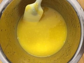 将放凉吉利定液加入芒果泥里一起搅拌均匀