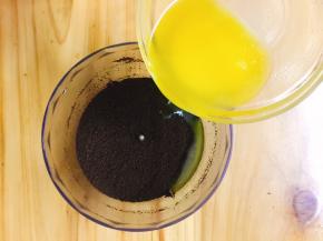 黄油隔水融化开，倒入饼干碎里，充分混合均匀