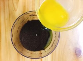 黄油隔水融化开，倒入饼干碎里，充分混合均匀